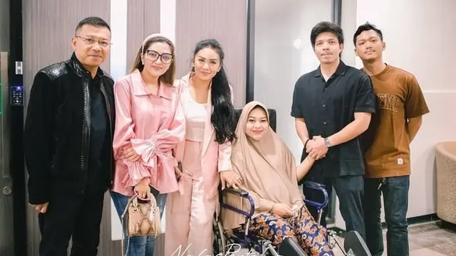 7 Potret Krisdayanti, Ashanty dan Geni Faruk saat Jenguk Cucu Ini Kompak Banget