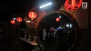 Umat Tionghoa berdoa di Klenteng Boen Tek Bio, Pasar Lama, Tangerang, Kamis (31/1). Klenteng yang dibangun tahun 1684 ini merupakan rumah ibadah yang ramai dikunjungi oleh umat Tionghoa, terlebih menjelang Tahun Baru Imlek. (Merdeka.com/Iqbal S. Nugroho)