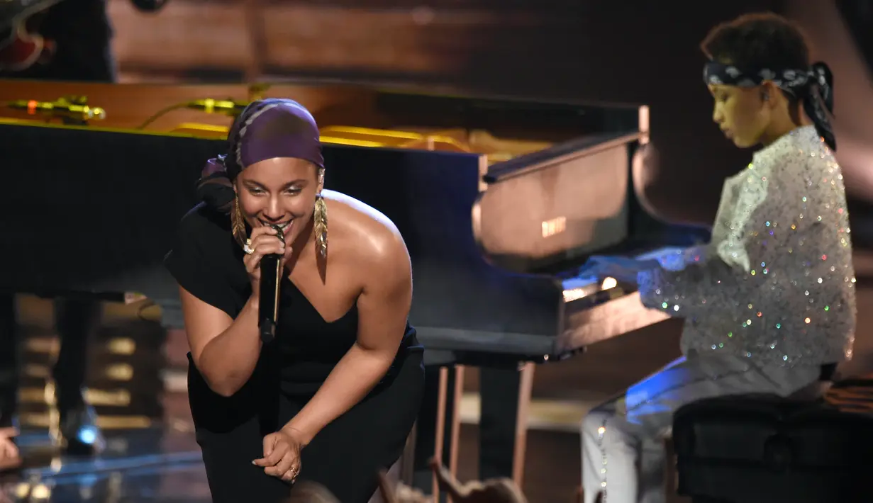 Penyanyi Alicia Keys saat berkolaborasi dengan sang putra Egypt Dean di panggung iHeartRadio Music Awards 2019 di Los Angeles, California, AS (14/3). Di acara tersebut Alicia Keys dan putranya membawakan dua lagu hitsnya. (AP Photo/Chris Pizzello)