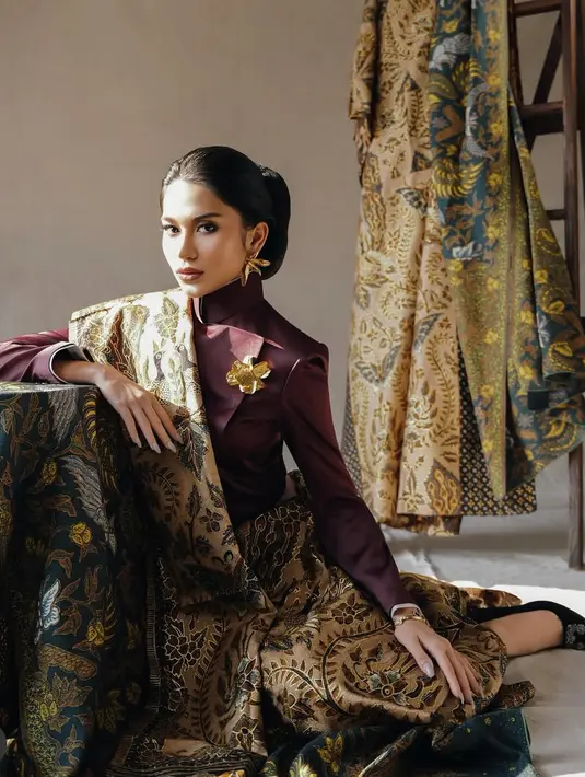 <p>Azizah Salsha tampil berbeda kali ini dengan mengenakan wastra nusantara. Potret pertama ia tampilan mengenakan kebaya janggan dengan ciri khas kerah tinggi. Kebaya ini dibuat oleh desainer ADIT. [@azizahsalsha_]</p>
