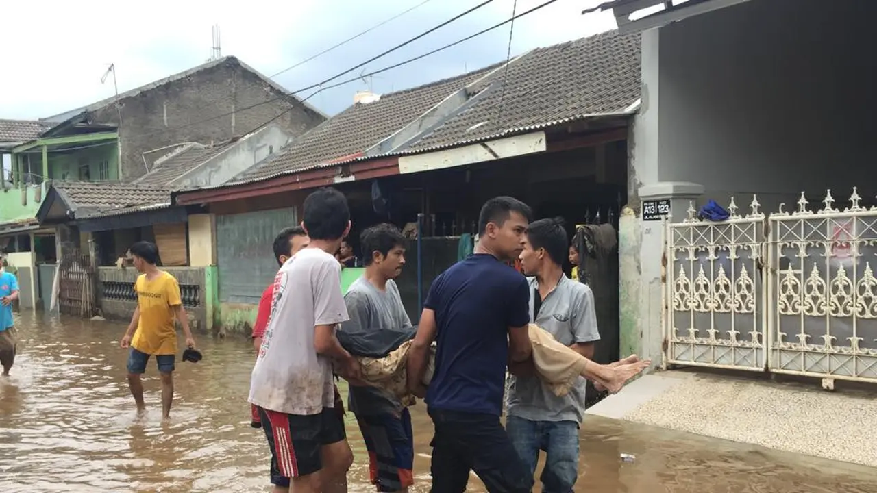 Warga Ciledug Temukan Nenek Meninggal Dunia Saat Banjir