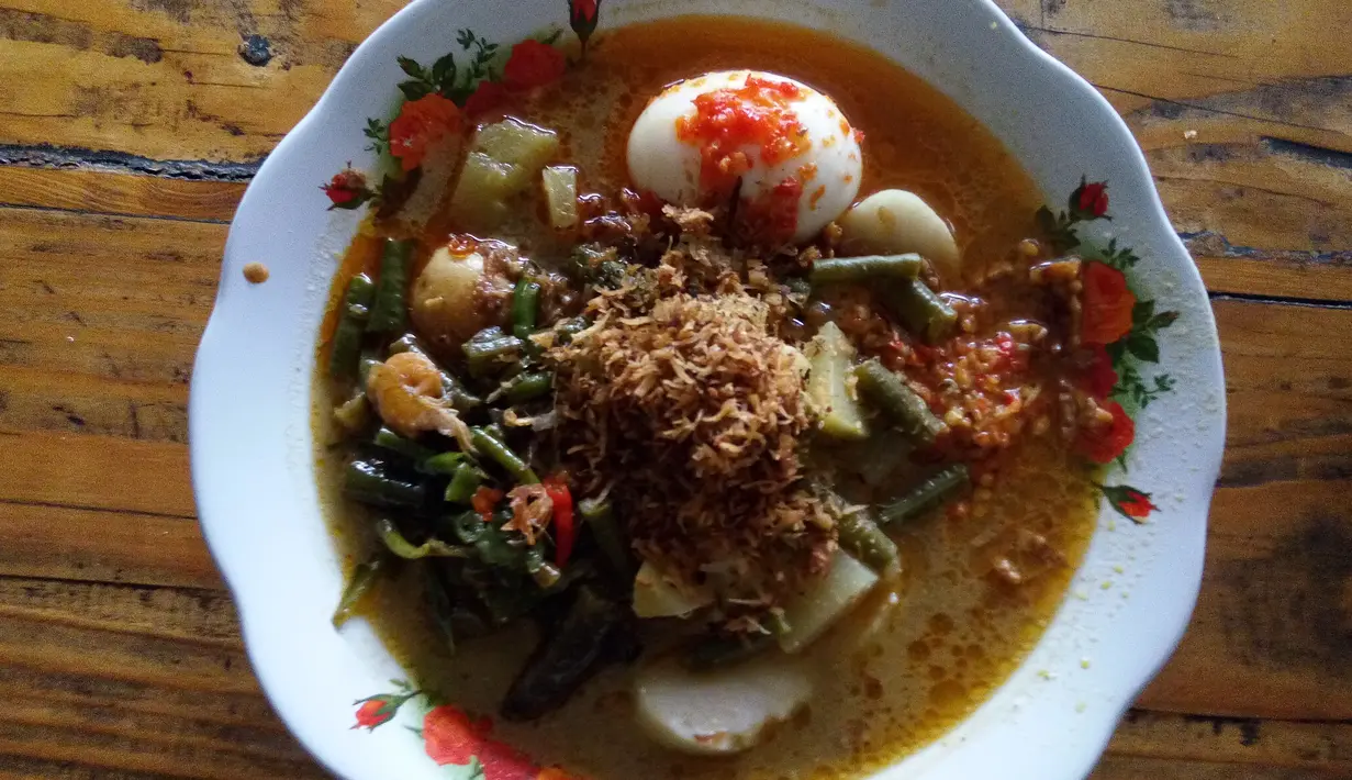 Lontong Medan Nasution menjadi dagangan orang tua Bella Shofie. Kuah kental dengan berbagai lauk pelengkap yang disajikan dalam piring cukup menggiurkan bagi orang-orang yang melihatnya. (Nurwahyunan/Bintang.com)