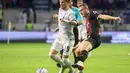 <p>Gelandang Liverpool, Harvey Elliott (kiri) dan gelandang AC Milan asal Italia Tommaso Pobega berebut bola selama pertandingan Dubai Super Cup 2022 di stadion al-Maktoum, Uni Emirat Arab, Jumat (16/12/2022). Liverpool menang telak atas AC Milan 4-1. (AFP/Karim Sahib)</p>