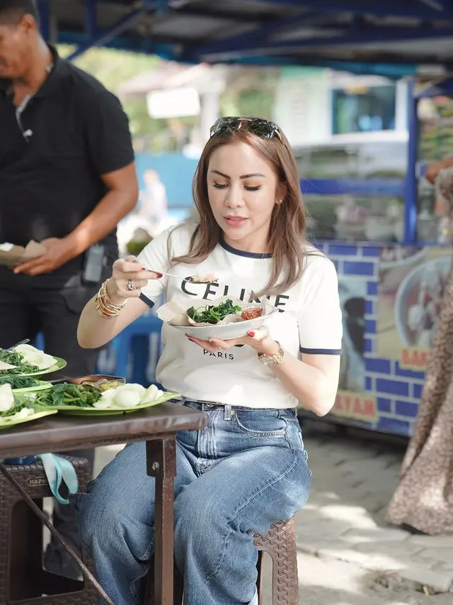 Momo Geisha makan lesehan di tepi pantai (Instagram/therealmomogeisha)