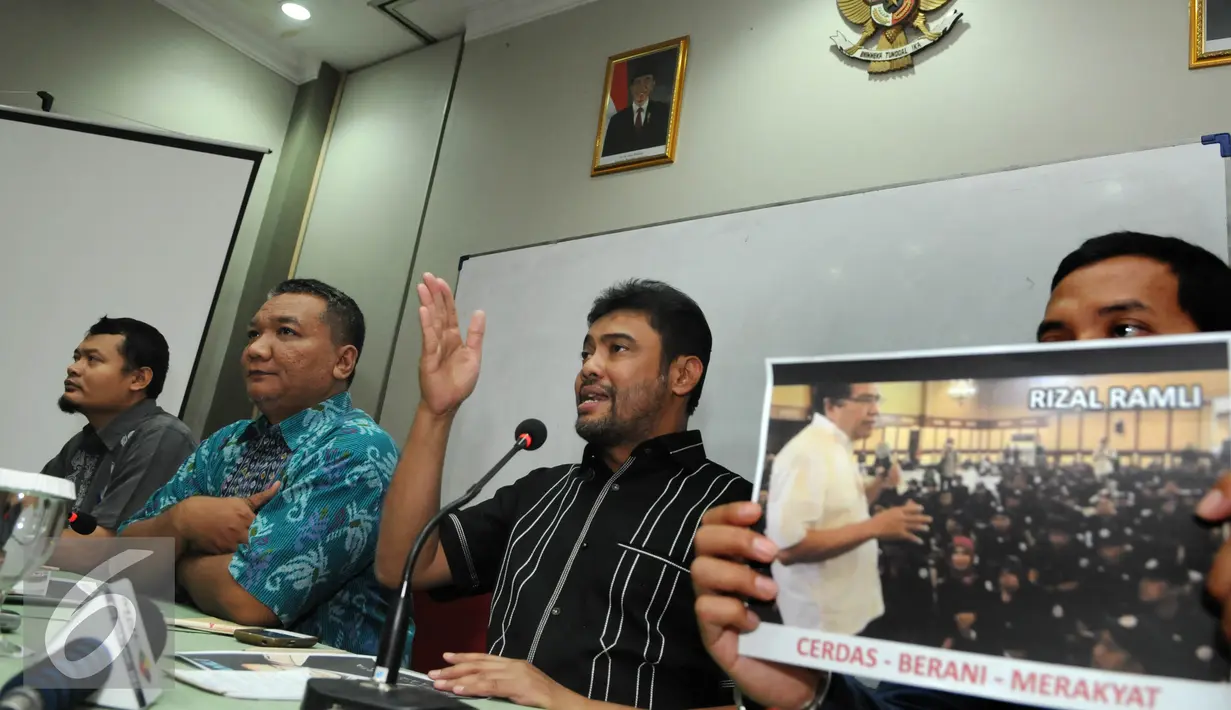 Presiden KSPI, Said Iqbal memberikan keterangan kepada wartawan saat pernyataan dukungan di Jakarta, Selasa (2/8). Iqbal mengatakan ada sekitar satu juta orang buruh yang memiliki KTP DKI. (Liputan6.com/Helmi Afandi)