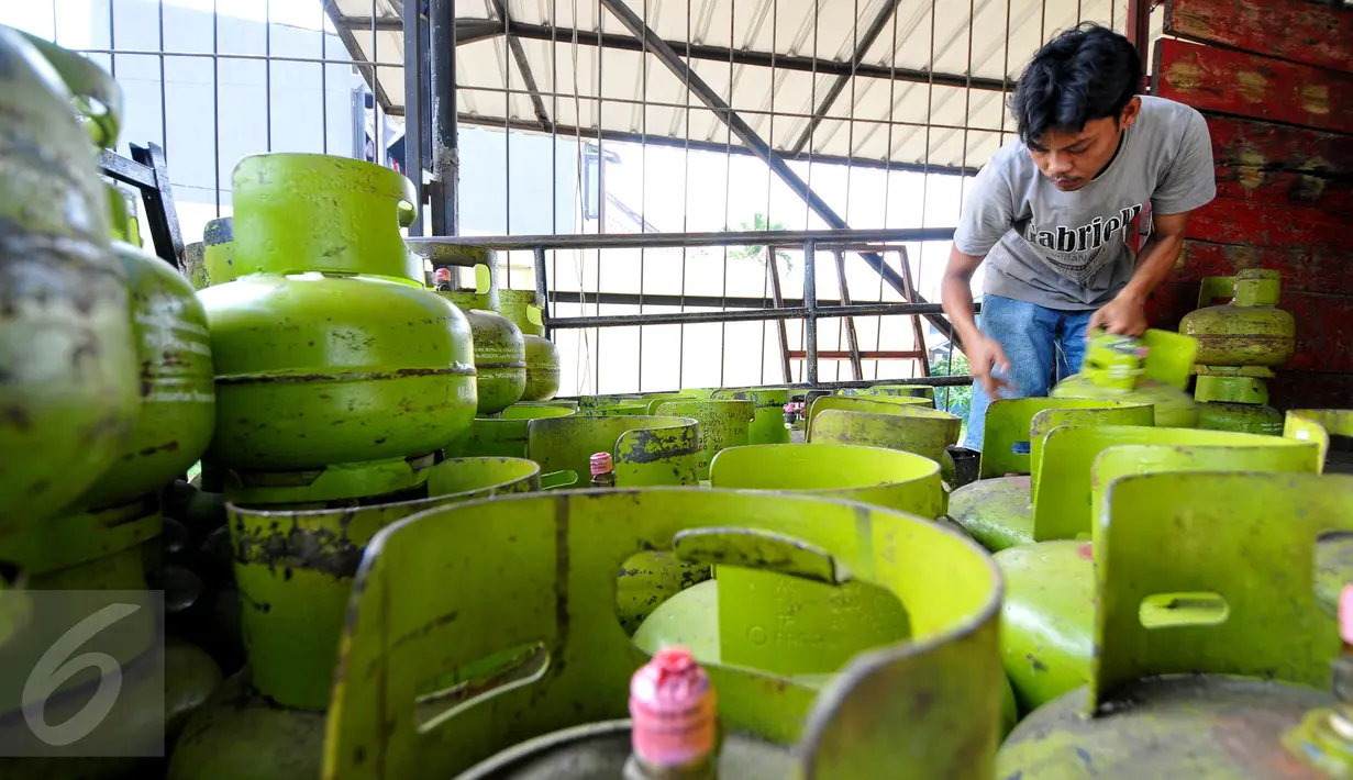 Petugas menata tabung gas elpiji ukuran 3 kg yang akan didistribusikan, Depok, Senin (22/6/2015). Pertamina menjamin pasokan gas elpiji aman hingga menjelang Lebaran 2015. (Liputan6.com/Yoppy Renato)
