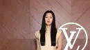 Gianna Jung atau Jun Ji Hyun mengenakan atasan sleeves coklat mengembang dipadukan bawahan hitam model setengah pendek setengah panjang senada dengan warna sepatunya.  [dok. Louis Vuitton]