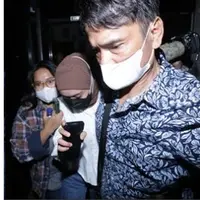 Potret Ayah Lesti Kejora dampingi sang anak ke Polres. (Sumber: KapanLagi.com / Bayu Herdianto)