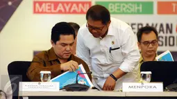 Ketua KOI, Erick Thohir (kiri) bersama Menkominfo Rudiantara melihat berkas jelang rapat koordinasi tingkat menteri di Kantor Kemenko PMK, Jakarta, Senin (17/4). Rakor dipimpin Menko PMK Puan Maharani. (Liputan6.com/Helmi Fithriansyah)