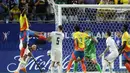 Gelandang Timnas Kolombia, Jefferson Lerma (kiri) mencetak gol ke gawang Timnas Uruguay pada laga semifinal Copa America 2024 di Bank of America Stadium, Charlotte, Amerika Serikat, Kamis (11/7/2024) pagi WIB. (AFP/Timothy A. Clary)