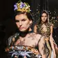 Koleksi busana bermotif batik Maquin Couture yang mejeng di runway Milan Fashion Week jelang Hari Batik Nasional. (dok. Instagram @maquinnofficial/https://www.instagram.com/p/CFnh3x0Fy3x/)