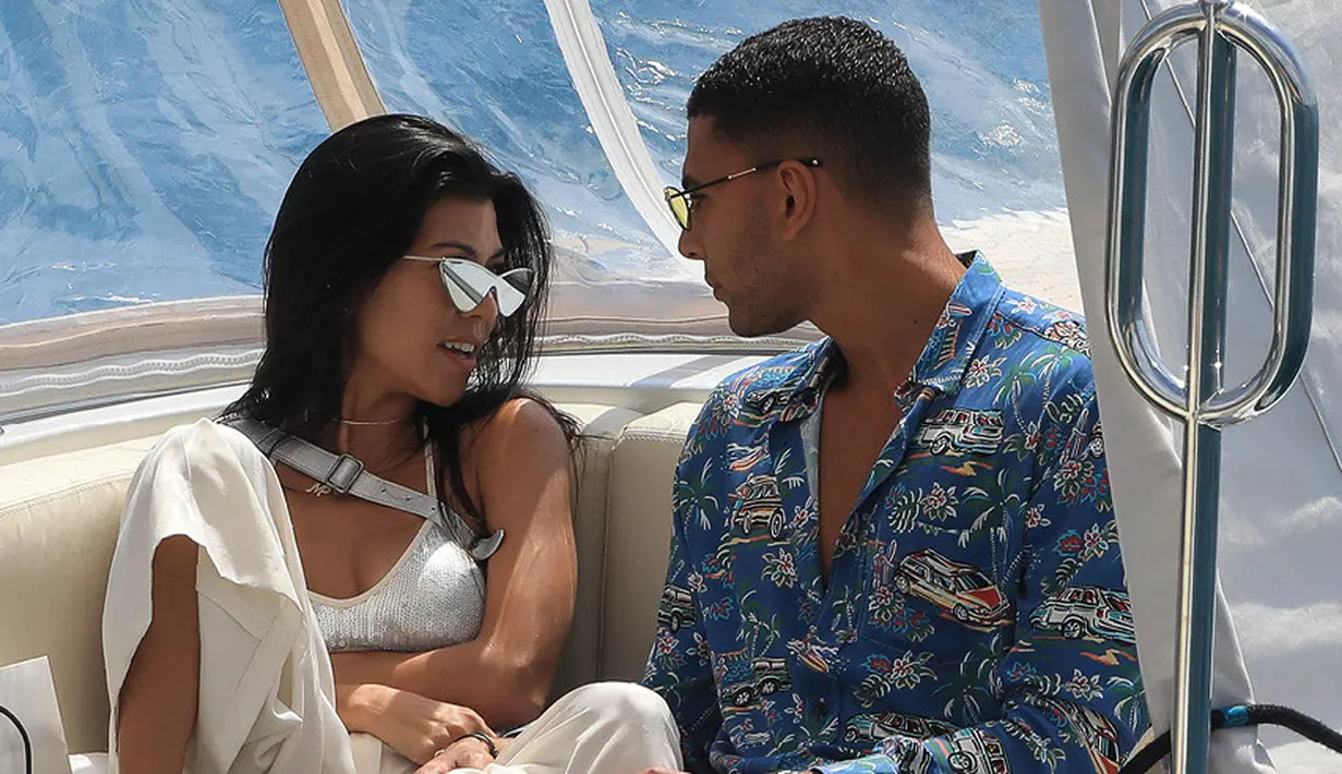 "Kourt sangat suka melakukan liburan yang romatis bersama Younes dan mereka miliki momen terbaik saat bersama," ujar seorang sumber. (metro us)