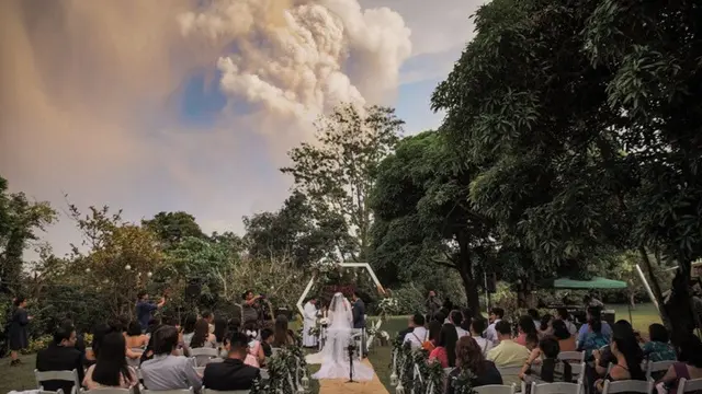 Lanjutkan Penikahan saat Erupsi Gunung Taal Filipina, 5 Potretnya Mengejutkan