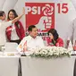 Ketua Umum Partai Gerindra Prabowo Subianto (tengah kiri) berbincang dengan Wakil Ketua Dewan Pembina PSI Grace Natalie saat menyambangi di Kantor DPP PSI, Jakarta, Rabu (2/8/2023). Pertemuan ini membahas silaturahmi kebangsaan dan kedua partai ini dianggap sefrekuensi menghadapi Pemilu 2024. (Liputan6.com/Faizal Fanani)