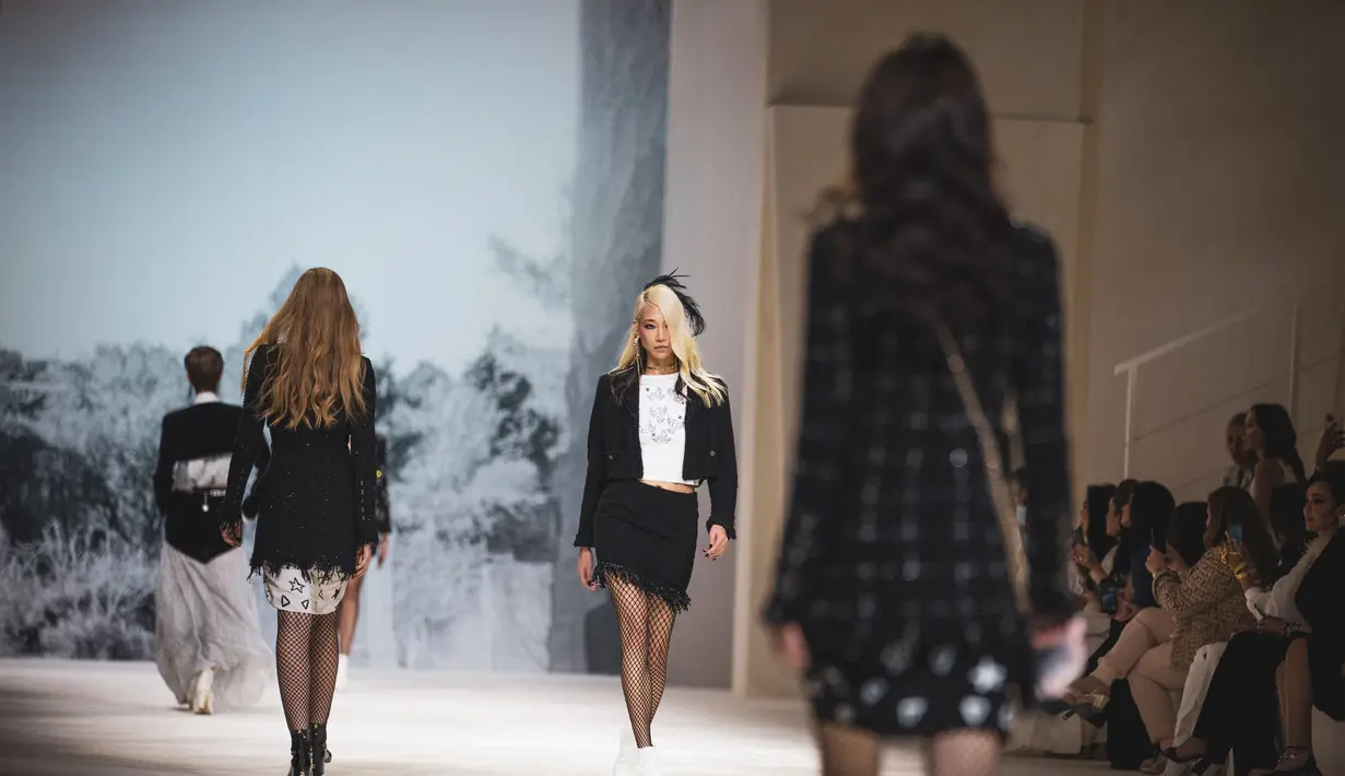 Jean Cocteau sendiri berteman dengan Gabrielle Chanel, sehingga suasana filmnya benar-benar menginspirasi Virginie Viard untuk menciptakan koleksi ini. Foto: Document/Chanel.