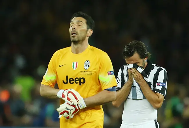 Ekspresi kecewa Gianluigi Buffon dan Andrea Pirlo (kanan) karena kekalahan Juventus dari Barcelona di final Liga Champions 2014/2015. (EPA/Ina Fassbender)