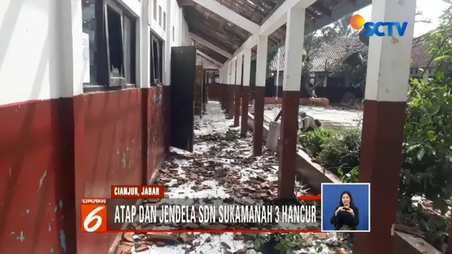 Akibat diterjang angin puting beliung, genteng dari atap gedung SD Negeri Sukamanah 3 di Desa Sindangasih, Karang Tengah, Cianjur, tampak hancur berantakan.