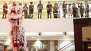 Sejumlah pengunjung mengambil gambar saat atraksi barongsai menyambut Tahun Baru Imlek 2569/2018 digelar di Senayan City, Jakarta, Kamis (8/2). (Liputan6.com/Immanuel Antonius)