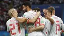 Para pemain Spanyol merayakan gol yang dicetak Diego Costa ke gawang Iran pada laga grup B Piala Dunia di Kazan Arena, Kazan, Rabu (20/6/2018). Spanyol menang 1-0 atas Iran. (AP/Frank Augstein)