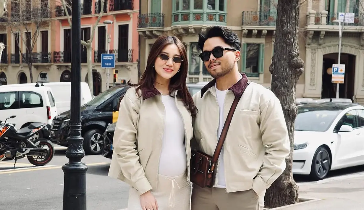 Padukan t-shirt, celana panjang, dan jaket, Aaliyah Massaid tak ragu pamer baby bump [@aaliyah.massaid]