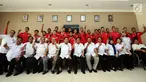 Ketua Umum PBVSI, Imam Sudjarwo (kiri) berbincang bersama pelatih tim voli putra Indonesia Samsul Jais jelang pelepasan di Padepokan Voli, Sentul, Selasa (15/8). Tim voli Indonesia akan berlaga di SEA Games 2017. (Liputan6.com/Helmi Fithriansyah)