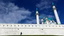 Seorang pria melintas di depan masjid Kul Sharif yang terletak di Kazan, Rusia. Masjid ini tak hanya dikunjungi warga yang ingin beribadah, tapi juga turis-turis dari berbagai daerah lain. (AP Photo/Thanassis Stavrakis)