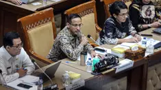 Menteri Pendidikan, Kebudayaan, Riset, dan Teknologi (Mendikbudristek) Nadiem Anwar Makarim (tengah) bersama jajaran hadir dalam rapat kerja (Raker) dengan Komisi X di Gedung DPR, Jakarta, Rabu (24/5/2023). Raker tersebut beragenda kesiapan pemerintah pusat dalam mendukung persiapan pengisian formasi guru Pegawai Pemerintah dengan Perjanjian Kerja (PPPK). (Liputan6.com/Faizal Fanani)