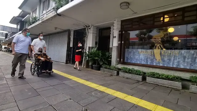 Keseruan Anies Baswedan Keliling Kawasan Cikini Bersama Ibunda