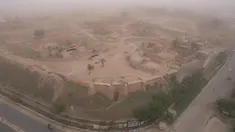Pemandangan benteng kuno kota Kirkuk saat badai debu, di utara Irak (9/4/2022). Badai debu telah melanda sebagian besar Irak, meninggalkan puluhan orang di rumah sakit dengan masalah pernapasan. (AFP/Shwan Nawzad)
