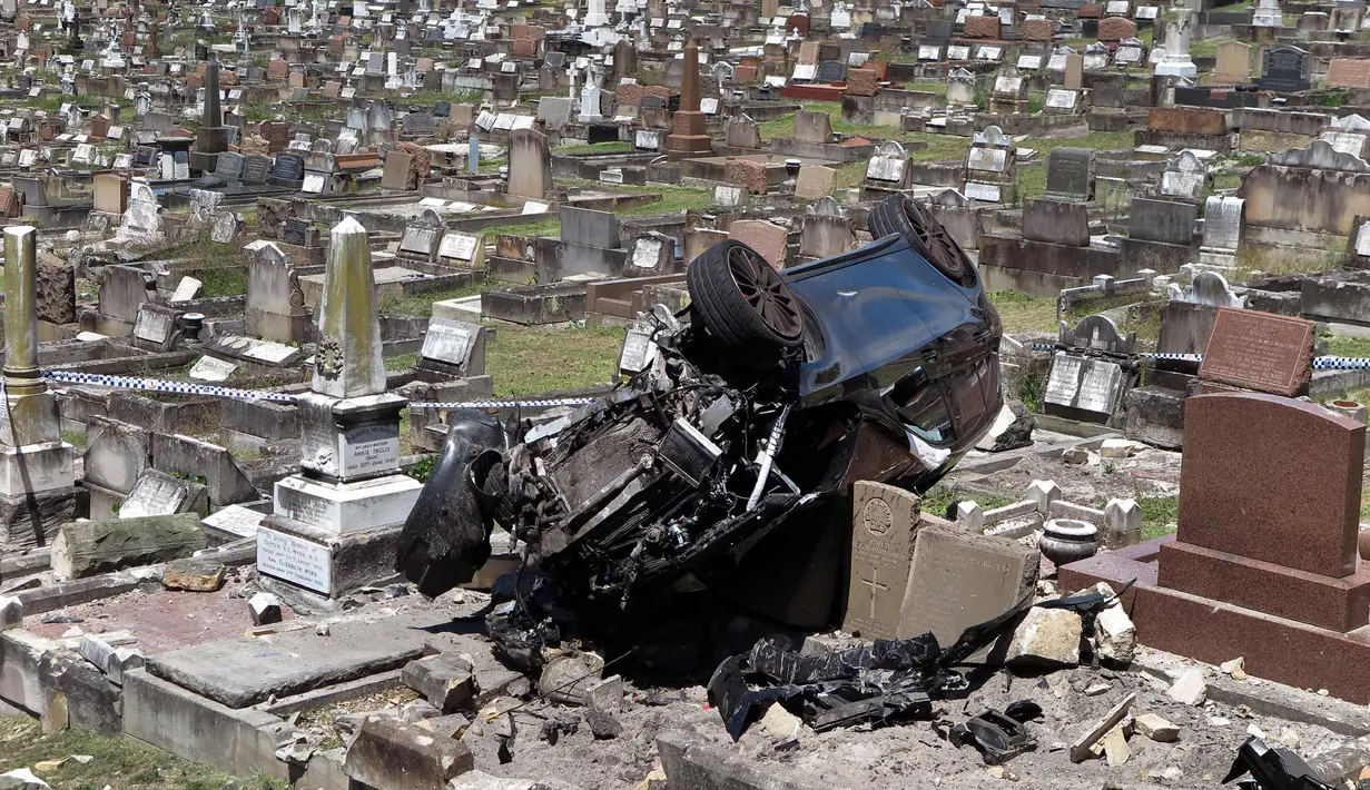 Kondisi mobil SUV Mercedes usai menabrak nisan di sebuah pemakaman di pinggiran selatan South Coogee, Australia (6/2). Kecelakaan terjadi setelah pengemudi diduga mabuk. (AFP Photo/William West)