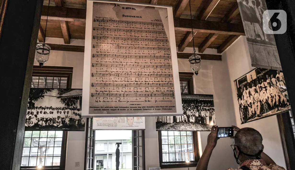 Pengunjung mengamati koleksi foto arsip tentang sejarah Indonesia dalam pameran Indonesia Bergerak 1900-1942 (Revamped) di Gedung Arsip Nasional, Jakarta, Selasa (15/12/2020). Pameran itu digelar oleh KITLV, Galeri Foto Jurnalistik Antara, ANRI, dan Perpustakaan Nasional. (merdeka.com/Iqbal Nugroho)