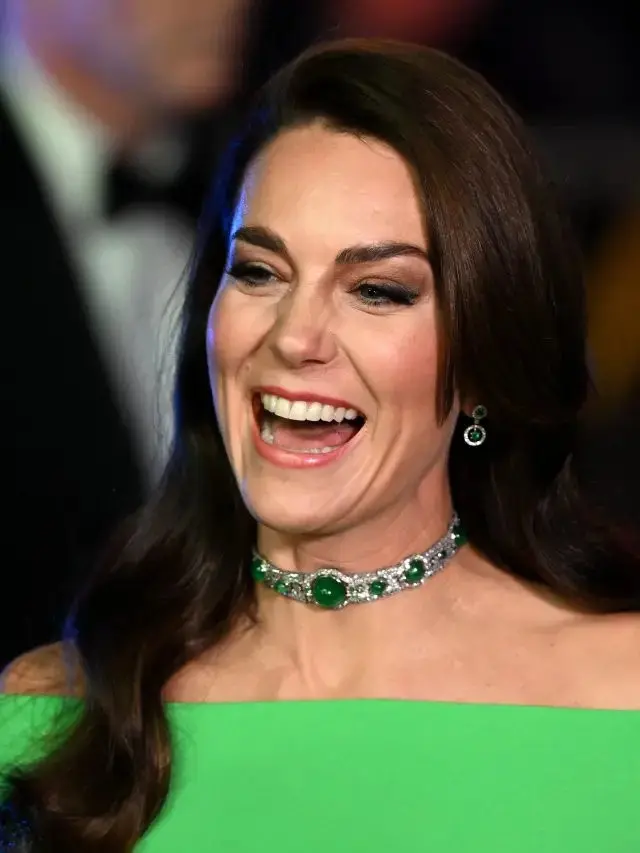 Kate Middleton menggunakan choker dengan batu zamrud berwarna hijau emerald yang juga pernah digunakan oleh Putri Diana. (Twitter/@BrightlyAgain)