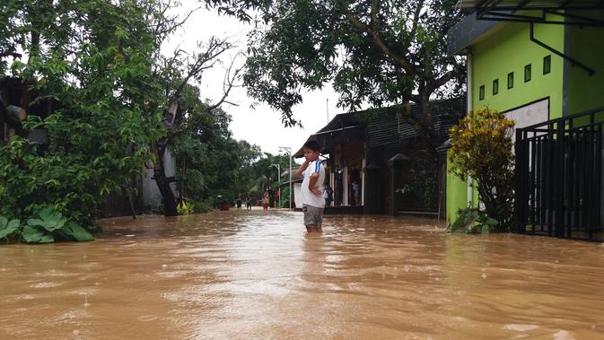 Hingga hari kedua, hujan lebat disertai angin kencang masih terjadi di beberapa Kabupaten di Sulawesi Selatan. (Liputan6.com/ Eka Hakim)