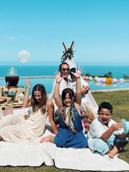 Nia Ramadhani dan Ardi Bakrie kerap mengajak tiga buah hatinya untuk berlibur. (Foto: instagram.com/ramadhaniabakrie)