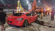 Porsche Merah Terguling Masuk Parit di Tol Desari