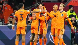 Para pemain Timnas Belanda merayakan gol yang dicetak oleh Tijjani Reijnders ke gawang Lithuania pada laga terakhir Grup G kualifikasi zona Eropa di Stadion Johan Cruijff ArenA, Amsterdam, Senin (17/11/2025). (AP Photo/Peter Dejong)