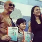 Deddy Corbuzier, Azka, dan Kalina Ocktaranny saat peluncuran buku terbaru. (Instagram)