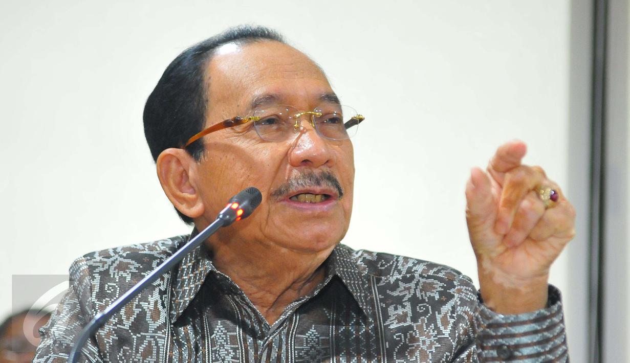 Komisaris Utama Pertamina, Tanri Abeng memberikan keterangan pers di Jakarta, Jumat (3/2). RUPS Pertamina hari ini memutuskan mencopot Direktur Utama Dwi Soetjipto dan Wakil Direktur Utama Ahmad Bambang dari jabatannya. (Liputan6.com/Angga Yuniar)