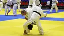 Presiden Rusia, Vladimir Putin mengambil bagian dalam sesi latihan judo bersama atlet nasional Rusia di Sochi, Kamis (14/2). Judo merupakan salah satu olahraga kegemaran Putin yang telah digeluti sejak masa muda. (Mikhail KLIMENTYEV/SPUTNIK/AFP)