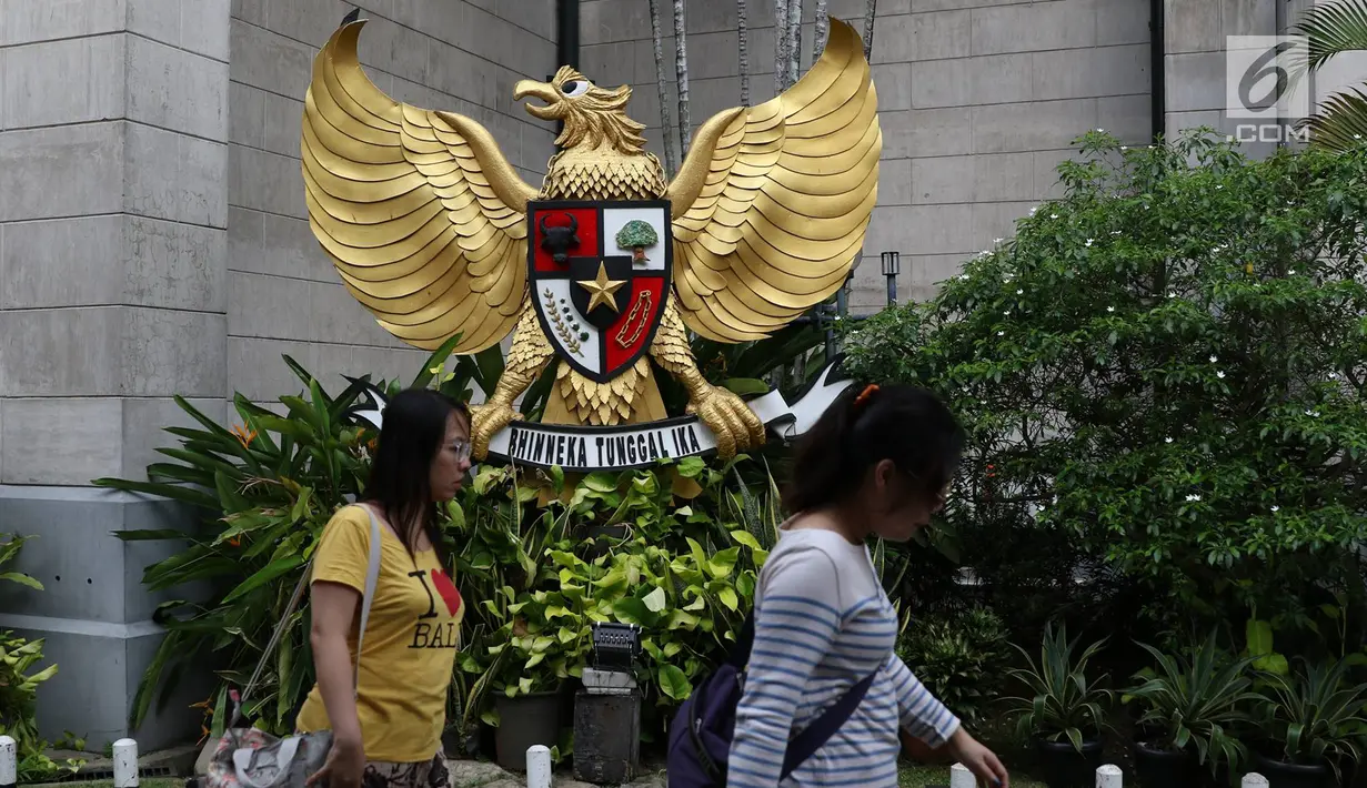 Garuda Pancasila terpampang di depan Gereja Katedral Jakarta, Jumat (23/6). Pengurus Gereja Katedral Jakarta mengubah jadwal misa Minggu pagi yang bertepatan dengan Hari Idul Fitri. (Liputan6.com/ Immanuel Antonius) 