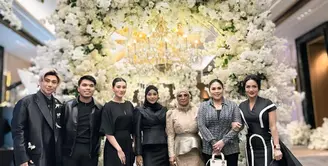 Aaliyah Massaid tampil anggun dalam maxi dress hitam dengan potongan lengan 3/4. Gaya minimalisnya menonjolkan keindahan siluet tubuhnya, memberikan kesan elegan namun tetap sederhana. [@aurelie.hermansyah].