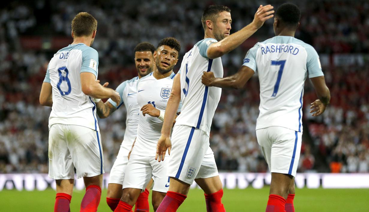 Para pemain Inggris merayakan gol Eric Dier (kiri) saat melawan Slovakia pada laga grup F kualifikasi Piala Dunia 2018 di Wembley stadium, London, (4/9/2017). Inggris menang 2-1. (AP/Frank Augstein)