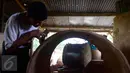 Seorang pengrajin menyelesaikan ukiran di atas kayu untuk dijadikan bedug di Desa Bleder, Ngasinan, Grabag, Magelang, Jawa Tengah, Jumat (3/6). Menjelang Ramadan, pengrajin bedug mulai kebanjiran order dari berbagai kota di Indonesia (Liputan6.com/Gholib)
