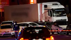 Sebuah truk curian menabrak mobil-mobil yang berhenti di lampu merah di distrik kota Limburg, Jerman, Senin (7/10/2019). Peristiwa tersebut melukai sedikitnya 17 orang, Salah satu dari mereka dikabarkan berada dalam kondisi kritis. (Photo by Sascha Ditscher / dpa / AFP)