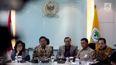 Pelaksana Tugas Ketua Umum Partai Golkar Idrus Marham (kedua kiri) di dampingi jajaran Fraksi Partai Golkar memberikan keterangan pers di Fraksi Partai Golkar DPR di Kompleks Parlemen, Senayan, Jakarta, Selasa (5/12). (Liputan6.com/JohanTallo)