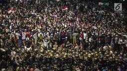 Aparat kepolisian bersiaga mengamankan unjuk rasa dari Gerakan Nasional Kedaulatan Rakyat di depan Gedung Bawaslu, Jakarta, Selasa (21/5/2019). Dalam aksinya mereka meminta Bawaslu memeriksa hasil perolehan suara Pemilu 2019 yang dinilai banyak kecurangan. (Liputan6.com/Faizal Fanani)