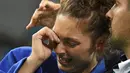 Atlet judo putri dari Prancis, Automne Pavia menangis tersedu usai dikalahkan atlet judo putri dari Portugal, Telma Monteiro di kelas putri 57 kg pada Olimpiade Rio 2016, 8 Agustus 2016. (AFP PHOTO/ Toshifumi Kitamura)