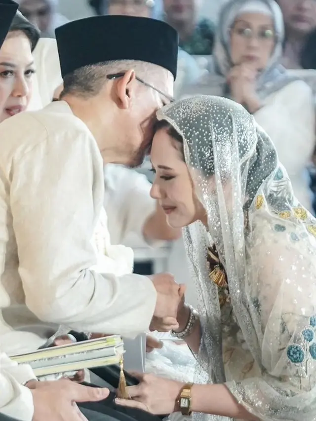 Calon Istri Rio Haryanto jelang pernikahan saat pengajian. [@sandiuno]