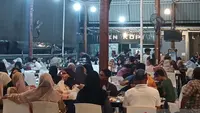 Ketika Warga Banda Aceh Kumpul di Warkop Saat Mati Listrik