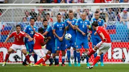 Gareth Bale mengambil eksekusi tendangan bebas yang membuahkan gol untuk Wales saat kontra dengan Slovakia di Euro 2016, Prancis (11/6). Wales berhasil membungkam Slovakia dengan skor 2-1 (Reuters/ Sergio Perez)